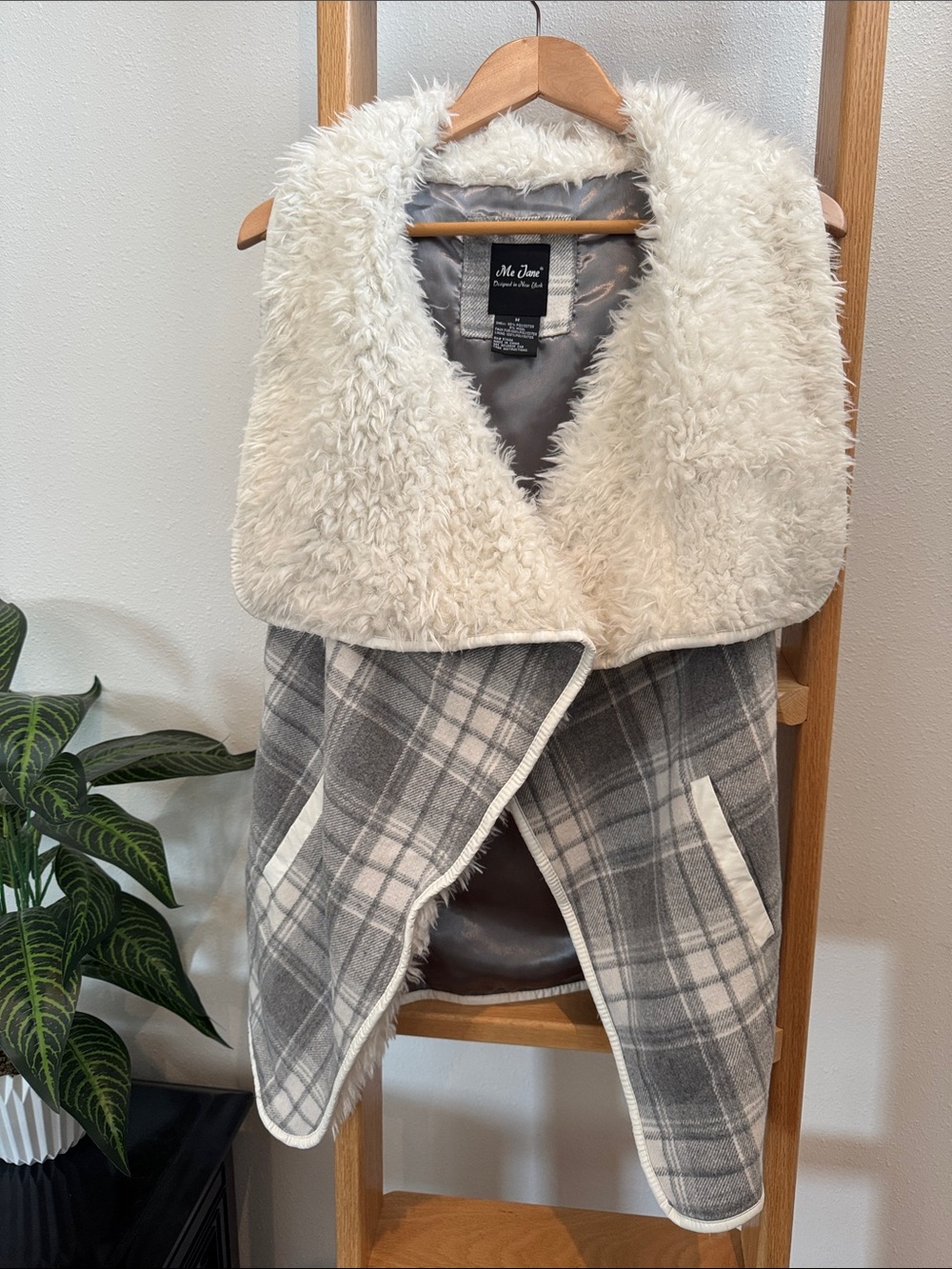 Like new Me Jane Poly/Wool blend fully lined Cream & Gray Plaid Sherpa Collar Ve